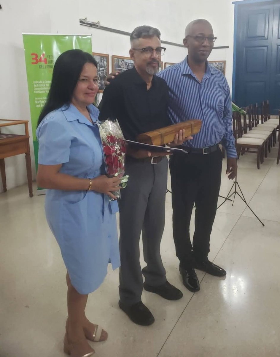 GeoJimneRicardo's tweet photo. Muy merecida la entrega del Hacha de #Holguín a Rubén Rodríguez. Felicidades #HonorHolguinero 

@QueipoRuiz https://t.co/vu3fDhcF2N