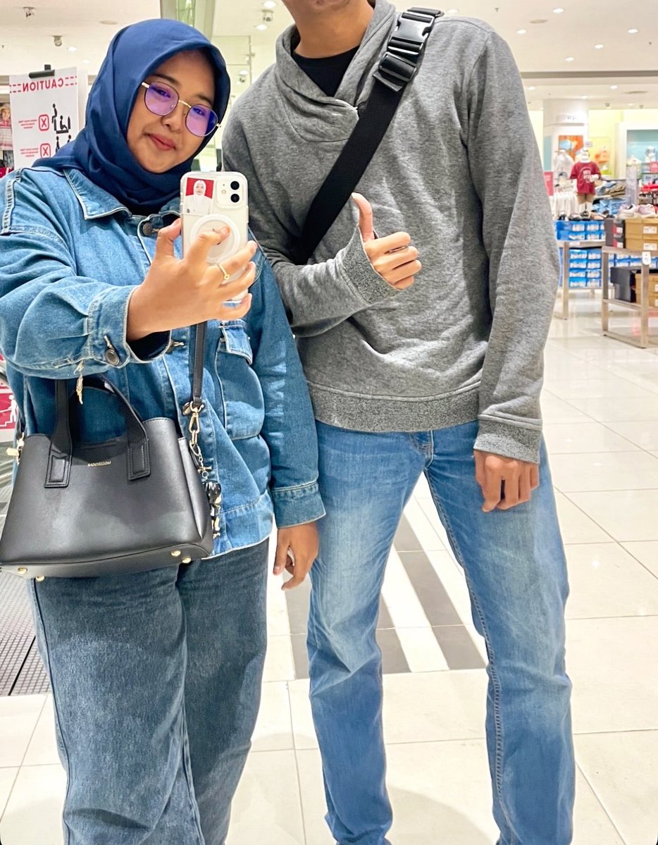 buzize's tweet photo. foto lama, pas diliat lagi kayak biasa aja. gada rasa apapun. padahal dulu suka nangisin ni orang. beneran harus sampe capek ya baru stop. https://t.co/xuMWvpLMcY