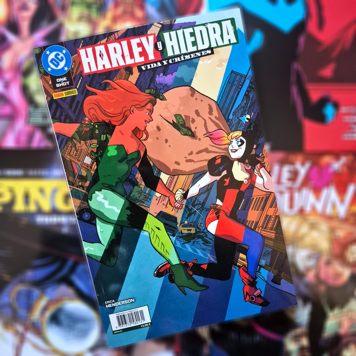 PaniniComicsEsp's tweet photo. ♦️🪴DC ONE-SHOT.
HARLEY Y HIEDRA: VIDA Y CRÍMENES
#3del9
El origen definitivo de la más icónica pareja criminal del Universo DC recorre la evolución canónica de Harley Quinn y Hiedra Venenosa de enemigas a aliadas, mejores amigas y compañeras de por vida.
Desde la chispa que surgió en su caótico primer encuentro hasta el momento en el que su nexo se hizo imposible de ignorar, esta exploración aguda e íntima revela el viaje, desastroso y sentido, que formó al más querido dúo comiquero.
Incluye Harley & Ivy: Life and Crimes #1-6 USA, de Erica Henderson.
+info: https://t.co/5xbPWkLl1E
#PaniniDC #HarleyQuinn #HiedraVenenosa #Pam #Harleen #Clayface #MaHunkel