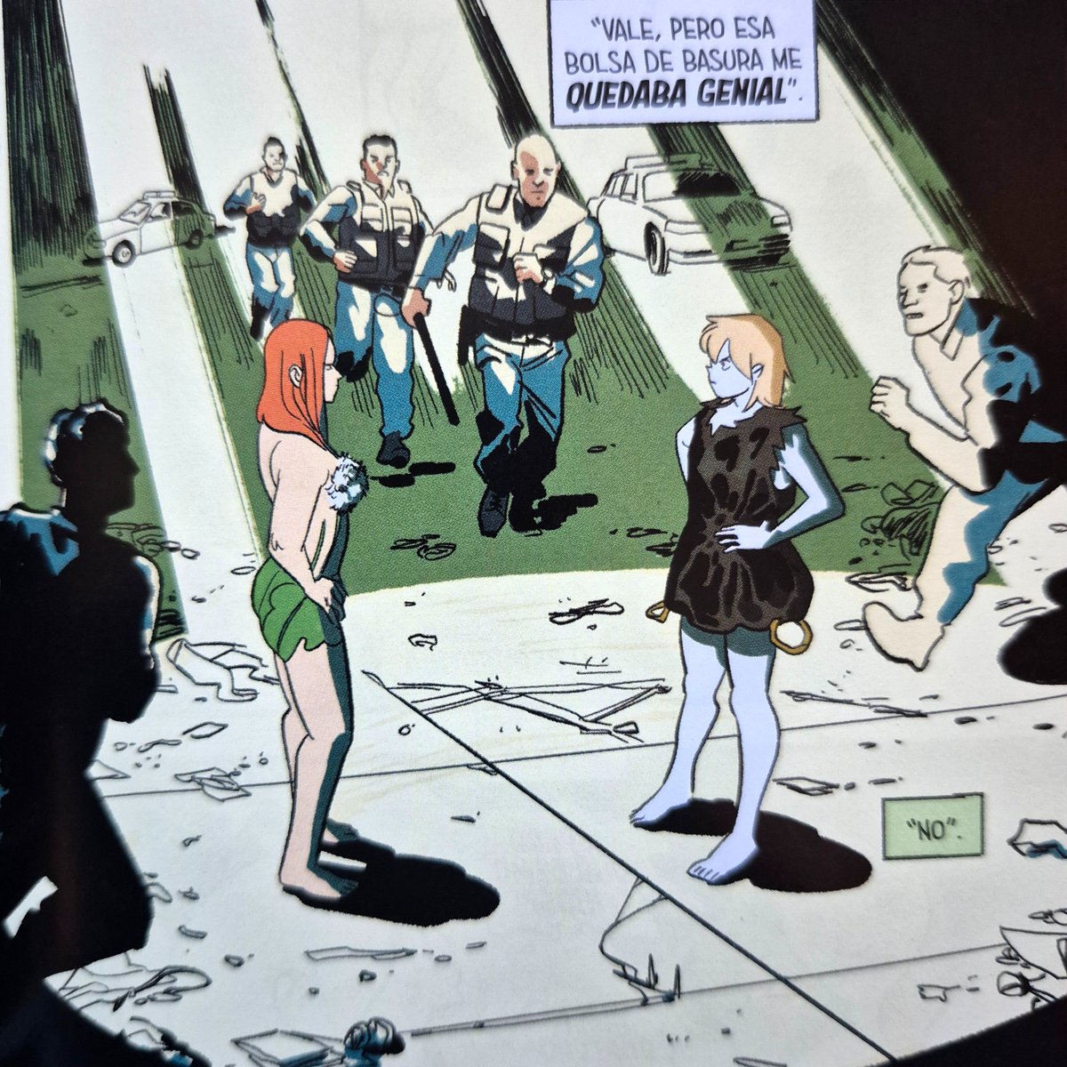 PaniniComicsEsp's tweet photo. ♦️🪴DC ONE-SHOT.
HARLEY Y HIEDRA: VIDA Y CRÍMENES
#3del9
El origen definitivo de la más icónica pareja criminal del Universo DC recorre la evolución canónica de Harley Quinn y Hiedra Venenosa de enemigas a aliadas, mejores amigas y compañeras de por vida.
Desde la chispa que surgió en su caótico primer encuentro hasta el momento en el que su nexo se hizo imposible de ignorar, esta exploración aguda e íntima revela el viaje, desastroso y sentido, que formó al más querido dúo comiquero.
Incluye Harley & Ivy: Life and Crimes #1-6 USA, de Erica Henderson.
+info: https://t.co/5xbPWkLl1E
#PaniniDC #HarleyQuinn #HiedraVenenosa #Pam #Harleen #Clayface #MaHunkel