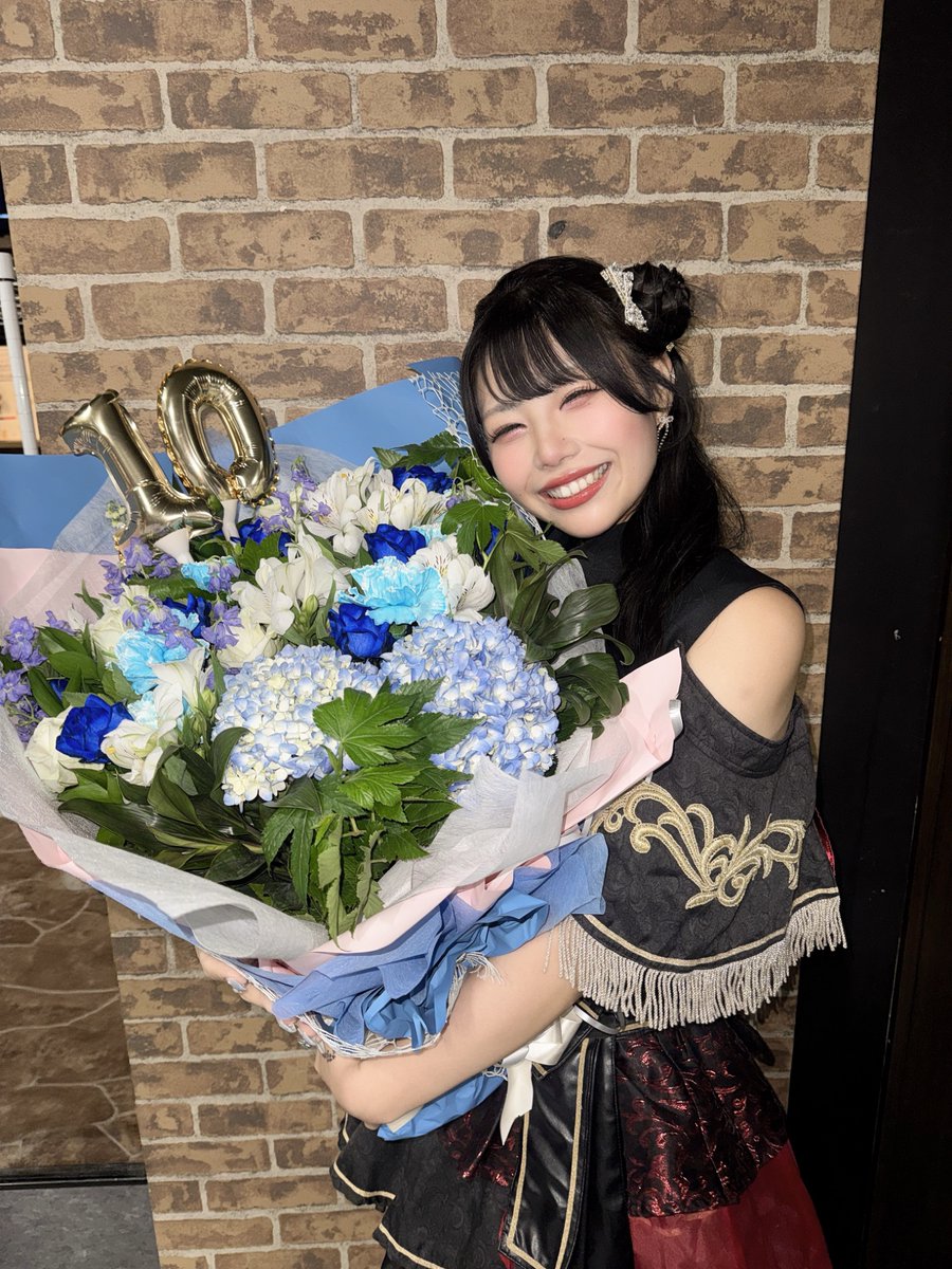 krd8_miyuyu's tweet photo. 今日でHOPの事務所に入って10年目になります❕
オーディションを受けた時は15歳だったのに、気づけばこんなに時間が経ってました💭ྀི
10年ってもっと長いかと思ってたけど、あっという間な気がします！！

なんにも続かない人間だったみゆが、唯一続けられたのがKRD8です🐯

10年の中で本当に色んなことがあったけど、振り返ってみると楽しくて幸せな毎日だったなと思います☺️
そう思えるのはみゆのそばに居てくれるメンバーや運営さん、何よりこの文を読んでくれているあなたがいてくれたからです☁️

歴代の先輩方やファンのみんなが紡いでくださった歴史があって、HOPの事務所が存続しているから10年目を迎える事が出来ていて、それが当たり前じゃない事を忘れず、これからもステージに立ち続けます。

まだまだKRD8とみんなで見たい景色が沢山ある！
これからも一緒にたくさんの景色を見に行こうね☺️💙