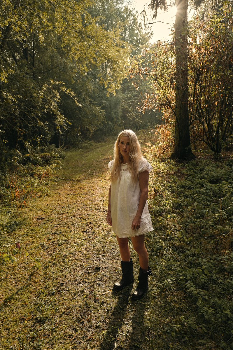 elliegoulding's tweet photo. Hello to my new fans and loyal babies.

Happy to present new songs to you :) Since I was 8 I’ve been writing out my thoughts, or figuring out the awesome art of pop songs, just me and my guitar, and I escaped from horrors and found joy in equal measure in every one of them (even if the song never came to light, valuable days upon days in the studio with writers and producers I love)  I celebrate the freedom I have in weaving my voice and my words into these different soundscapes and I celebrate having you all with me on this journey to listen. We grow together. There’s nothing more potent than that since all I ever wanted was to be a singer and hopefully have a stage and an audience to do it. I’ve achieved that and more, and not a day goes by I’m not grateful for you and for the chance to do it. Thank you endlessly for your support and love, can’t tell you how much it means to me. ❤️❤️❤️

We Know Too Much, out now. https://t.co/A46A8wZMKc