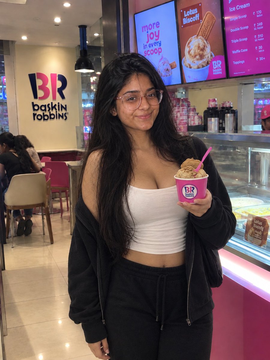 moonxsiddhi's tweet photo. Just me, my Lotus Biscoff scoop, and zero regrets. πͺπ¦
#BaskinRobbins #LotusBiscoff #IceCream #LateNightCravings #Dessert #Foodie #India #IndianFoodie #FoodTwitter #XIndia #ViralIndia #TrendingIndia https://t.co/B67SHvEnSK