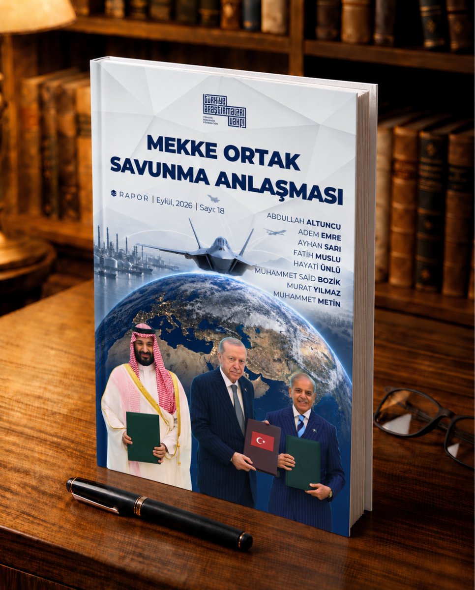 tavakfi's tweet photo. YENİ RAPOR | MEKKE ORTAK SAVUNMA ANLAŞMASI

🔗 Raporumuza internet sitemizden ulaşabilirsiniz:
https://t.co/4obWENZeph

🔎 Bu çalışma, 7 Ağustos 2026'da Türkiye, Suudi Arabistan ve Pakistan arasında imzalanan Mekke Ortak Savunma Anlaşması'nı; uluslararası sistem, savunma sanayii, ekonomi politik, medya algısı ile dış ticaret ve lojistik gibi farklı bağlamlarda ele almaktadır.

🔎 Birden çok araştırmacının katkılarıyla hazırlanan rapor, Orta Doğu ile Güney Asya arasında yeniden şekillenen güvenlik mimarisini Türkiye merkezli bir perspektiften inceleyerek kamuoyunu bilgilendirmeyi amaçlamaktadır.

🔎 Bu tür çalışmaların artması, hem büyük güç taahhütlerinin aşındığı bir dönemde bölgesel aktörlerin kendi caydırıcılık arayışlarının daha sağlıklı analiz edilmesini sağlayacak hem de kalıcı bir bölgesel güvenlik mimarisi tartışmasına katkı sunacaktır.

🖊️ Krizler ve Belirsizlikler Çağında Mekke Anlaşması, Dr. Ayhan Sarı (@drayhansari) tarafından kaleme alındı.

🔎 Tek kutuplu düzen aşınırken bölge ülkeleri iki soruyla baş başa kaldı: ABD çekilirse ne olur, kalsa bile kriz anında koruyabilir mi?
🔎 İsrail'in kaos ve kriz siyaseti, paradoksal biçimde bölge devletlerini birbirine yaklaştıran bir sonuç mu üretiyor?

🖊️ Mekke Anlaşması: Suudi Arabistan Perspektifinden Bir Değerlendirme, Dr. Fatih Muslu tarafından kaleme alındı.

🔎 Riyad'ın amacı Washington'ın yerine yeni bir patron koymak mı, yoksa güvenliği farklı katmanlara yaymak mı?
🔎 Ortak komuta, entegre planlama ve tatbikat geçmişi yokken NATO'nun 5. maddesini andıran taahhüt hukuki bir garanti mi, siyasi bir vaat mi?

🖊️ İttifak Paradigmalarında Yeni Dönem: Mekke Anlaşması ve Pakistan'ın Stratejik Rolü, Dr. Hayati Ünlü tarafından kaleme alındı.

🔎 Pakistan'ın nükleer şemsiyesi, İsrail'in 1981'den beri uyguladığı Begin Doktrini'ni işlevsiz mi kılıyor?
🔎 Batılı analistlerin zafiyet saydığı "stratejik belirsizlik", aslında tuzağa düşme riskini kapatan bir kuvvet çarpanı mı?

🖊️ Mekke Anlaşması'nın Savunma Sanayi İzdüşümleri: Sermaye, Teknoloji ve Nükleer Gücün Sinerjisi, Muhammet Metin (@muhammetmtin) tarafından kaleme alındı.

🔎 Birkaç bin dolarlık bir kamikaze İHA'yı milyonlarca dolarlık Patriot ile önlemek sürdürülebilir mi? Yemen tecrübesi harcamanın büyüklüğü hakkında ne söylüyor?
🔎 Suudi sermayesi KAAN, KIZILELMA ve Çelik Kubbe gibi projelerdeki ölçek ekonomisi yükünü hafifletebilir mi?

🖊️ Mekke Anlaşması'nın Ekonomi Politiği: Kolektif Caydırıcılığın Maliyeti, Getirisi ve Finansmanı, Dr. Muhammet Sait Bozik (@msaitbozik) tarafından kaleme alındı.

🔎 Toplam ekonomik büyüklüğü 2,5 trilyon doları aşan üçlünün kendi arasındaki ticaret 27 milyar dolarda kalıyorsa "tamamlayıcılık" bir tespit mi, yoksa henüz bir iddia mı?
🔎 Anlaşmanın asıl ekonomik rasyoneli üçlünün birbiriyle ticareti değil de Hürmüz ve Kızıldeniz'deki savaş riski primini düşürmesi olabilir mi?

🖊️ İsrail Medyasında Mekke Ortak Savunma Anlaşması'nın Yansımaları, Doç. Dr. Abdullah Altuncu (@altuncua09) tarafından kaleme alındı.

🔎 İsrail medyası paktı neden "kâğıttan kaplan" ile "İslam NATO'su" arasında salınarak okuyor?
🔎 Riyad'ın güvenlik ihtiyacını normalleşmeden bağımsız karşılayabilmesi, İsrail'in pazarlık gücünü zayıflatıyor mu?

🖊️ Arap Medyası ve Sosyal Medyada Mekke Ortak Savunma Anlaşması'na İlişkin Yaklaşımlar, Dr. Murat Yılmaz (@myilmaz_67) tarafından kaleme alındı.

🔎 Tartışma neden "Anlaşma İran'a mı, İsrail'e mi karşı?" sorusundan "Orta Doğu'nun güvenlik mimarisini kim kuracak?" sorusuna kaydı?
🔎 "Tek garantörden çoklu garantilere, tek kaynaklı caydırıcılıktan çok katmanlı caydırıcılığa geçiş" Riyad'ın yeni denklemini ne kadar açıklıyor?

🖊️ Mekke Anlaşması'nın Görünmeyen Boyutu: Muhtemel Bir Dış Ticaret, Lojistik ve Gümrük İş Birliği, Dr. Adem Emre tarafından kaleme alındı.

🔎 Kolektif savunmanın inandırıcılığı kuvvetin ve malzemenin sınırdan geçmesine bağlıysa, anlaşmanın kaderi bir gümrük kapısında mı belirlenecek?
🔎 Türk savunma ürünlerindeki Batı menşeli alt sistemler yeniden ihracat iznine tabiyken üçlü ortak üretim hatları nasıl işleyecek?