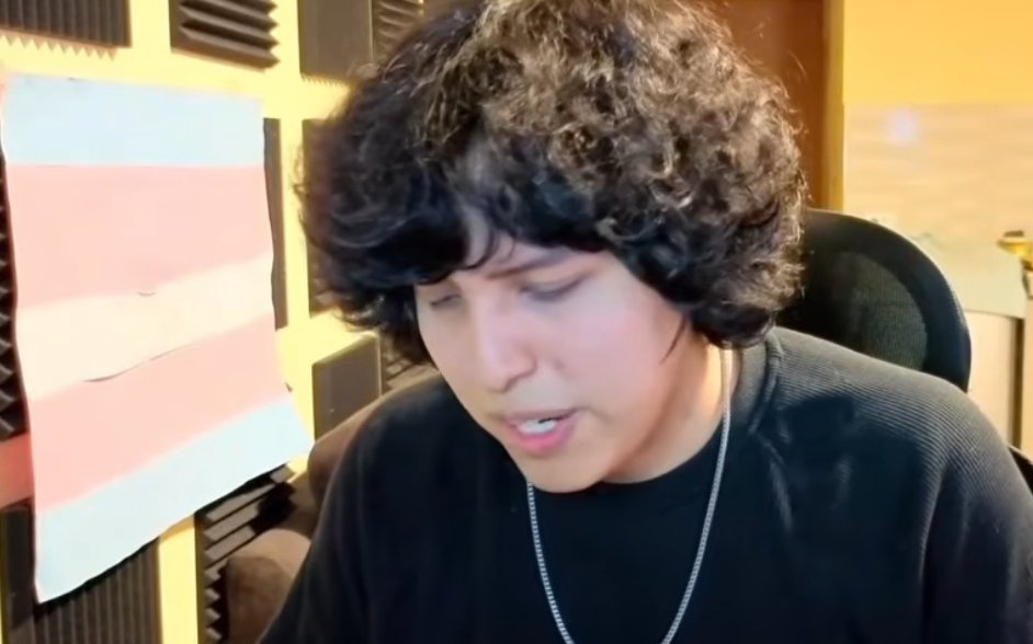 Mamumanda18's tweet photo. Larpea de ser Cishet, y en realidad es un chico trans... 

O es algún tipo de chiste? xd

PORQUE TIENE MI BANDERA EL GRIFVOID!? https://t.co/xqlBsRmosD