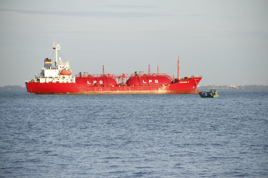 Equilibrium_HQ's tweet photo. Dorian LPG is betting $345M on ships it won't receive until 2030. The wager reveals how energy shipping companies are preparing for stricter regulations and shifting fuel demand over the next half-decade. #Shipping #Energy #TheEquilibrium
https://t.co/ojnD6s4pCs https://t.co/MRKm98ZD8y