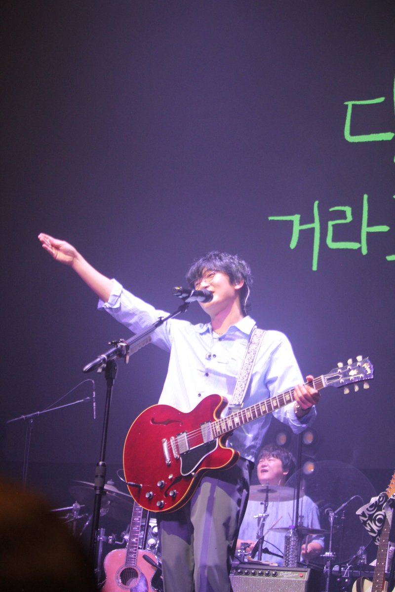 nrdcntn's tweet photo. ♡ 저스트 포 샷 ♡ 쥬쥬 루틴
1. 떼창 예습 약속해줘어 할 때 음이 내려간다는 것을 손으로 꼭 표현하기
2. 예습에 흡족한 표정 짓구 뚜와악누웨엑짜아안 사자후로 시작
3. 딱 두 잔 에서 양팔을 길게 뻗고 쌍브이
4. 떼창 들으면서 지휘 (박자는없음 걍 펄럭임
5. 떼창 후 손키스/충성 택1하여 발사 https://t.co/gMSsJCoDbn