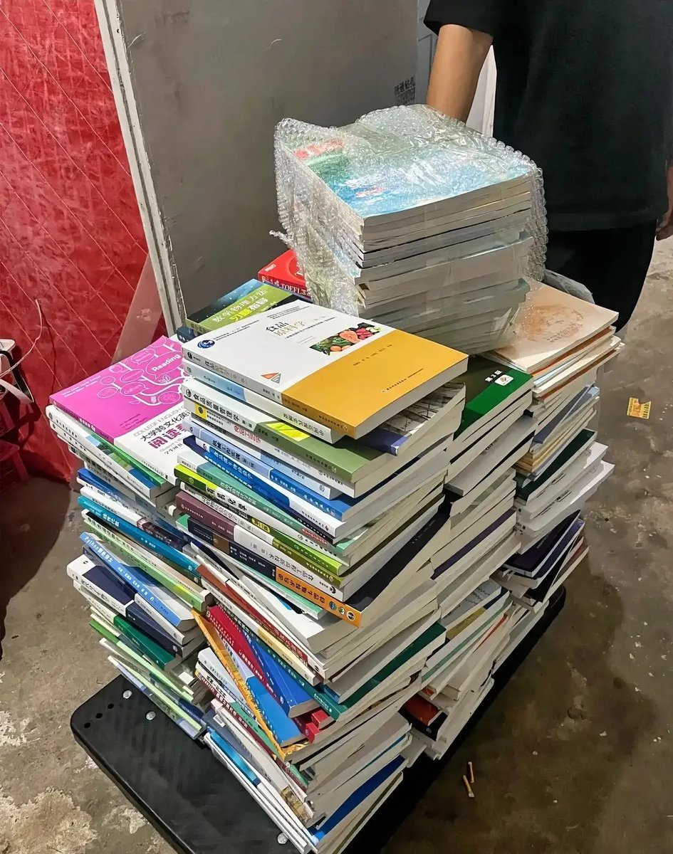 EmreCankbae's tweet photo. Sorting old stuff this weekend—clearing out that dusty attic shelf feels so good! Half are going to charity, half are new finds for my tiny balcony. , https://t.co/DxDtgEeAGc