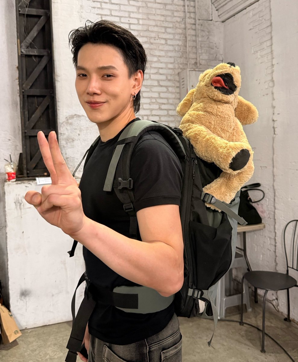 twan_dee's tweet photo. มีคนกลับมานอนหนุนหมาเร้กแล้ววว แล้วหมาใหญ่จะกลับรึยังน้าาา🐶😖🤏🏻 https://t.co/pRsJH2NPPq
