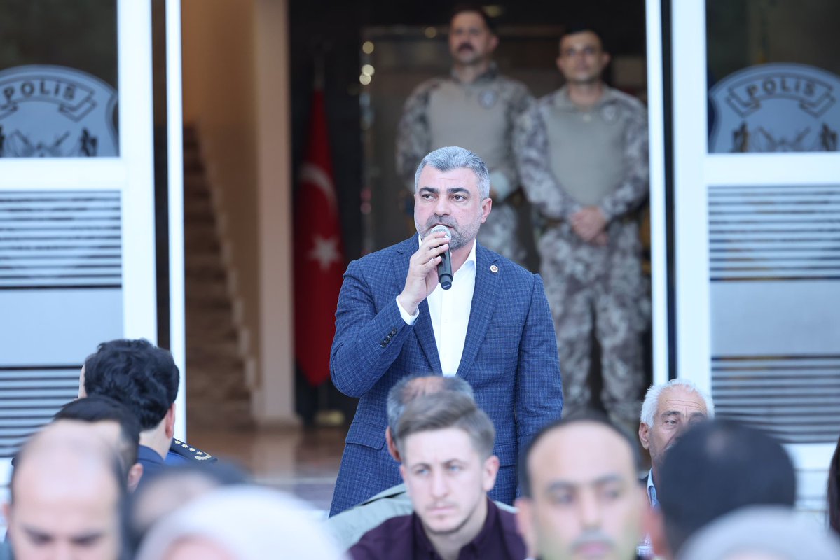 Mardin_Valiligi's tweet photo. 📌 Mardin Özel Harekât Şube Müdürlüğü | Aziz Şehitlerimiz Anıldı🇹🇷

Valimiz Sayın @tuncay_akkoyun ;
Mardin Milletvekili Sayın Faruk Kılıç,
İl Emniyet Müdürü Recep Tecimer, Vali Yardımcısı Hasan Kurt, Artuklu Kaymakamı Muhammet Öztabak, 70’inci Mekanize Piyade Tugay Komutanı Tuğgeneral Ayhan Ocak, Cumhuriyet Başsavcısı Hakan Hanay, Cumhuriyet Başsavcısı Vekili Serkan Şahbaz, Mardin Adli Yargı İlk Derece Mahkemesi Adalet Komisyonu Başkanı Ramazan Yurteri, 1. İdare Mahkemesi Başkanı Dr. Halil Yolal, İl Jandarma Komutanı Vekili J. Albay Tuncay Akgün, Aziz Şehitlerimizin Aileleri, Kahraman Gazilerimiz ve Kahraman Özel Harekâtımızın katılımıyla,
➡️ Mardin Özel Harekât Şube Müdürümüz Şehit Tufan Kansuva ile Güvenlik Korucularımız Şehit Abdüllatif Emen ve Şehit Evren Başçı’nın şehadetlerinin seneidevriyesi münasebetiyle düzenlenen programa katıldılar.

Aziz şehitlerimizin ruhları için okunan Mevlid-i Şerif’in ardından dualar edildi.

Aziz Şehitlerimizi ve ebediyete irtihal eden Kahraman Gazilerimizi rahmet, minnet ve saygıyla yâd ediyoruz. 🇹🇷

@iletisim 
@TC_icisleri