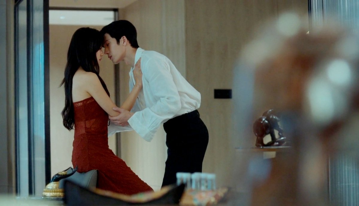 evelynstheo's tweet photo. i love how natural and comfortable all their intimate scenes look together, never any unease or awkwardness. they just make me blush with that tender yet hot chemistry. thanking the casting director who gave us jing boran and sun qian's INSANE pairing 

#theearlyspring https://t.co/ASlBtRR6AV