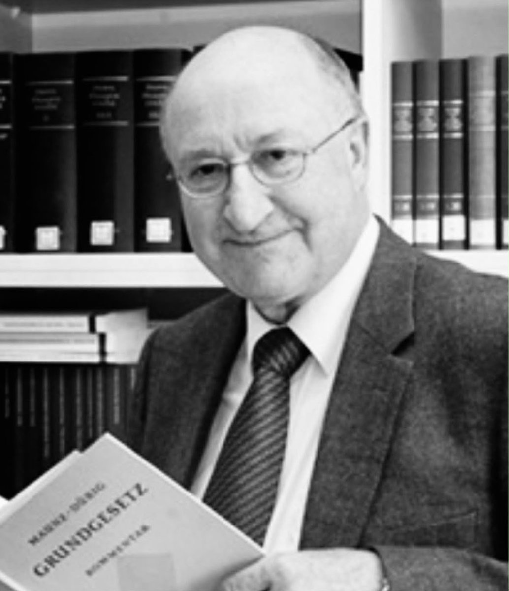 gilmarmendes's tweet photo. Foi com pesar que recebi a notícia do falecimento de Robert Alexy, aos 80 anos, professor catedrático de Direito Público e Filosofia do Direito na Universidade de Kiel, Alemanha. Filósofo que moldou uma geração de juristas e influenciou profundamente o modo como o direito é interpretado e aplicado.

Entre suas obras de destaque estão "Teoria da Argumentação Jurídica" (1978), a "Teoria dos Direitos Fundamentais" (1985), "Conceito e Validade do Direito" (1992) e "Direito, Razão, Discurso" (1995), traduzidas para inglês, espanhol, português, italiano, coreano, estoniano, chinês, lituano, sueco, árabe, croata, francês, finlandês, japonês, polonês, búlgaro, romeno, esloveno e russo. Nelas, além de muitas outras contribuições para o Direito, sistematizou a teoria da ponderação e firmou a distinção entre regras e princípios, no esforço de dar racionalidade à solução dos conflitos entre direitos fundamentais. Em 2010, recebeu a Ordem do Mérito da República Federal da Alemanha.

Poucos autores estrangeiros foram tão lidos no Brasil depois de 1988. Alexy entrou nas faculdades, na doutrina e na jurisprudência, e suas obras são frequentemente debatidas na academia e citadas em decisões do Supremo.

Manifesto minha solidariedade aos familiares, aos colegas de Kiel e aos seus muitos discípulos brasileiros.