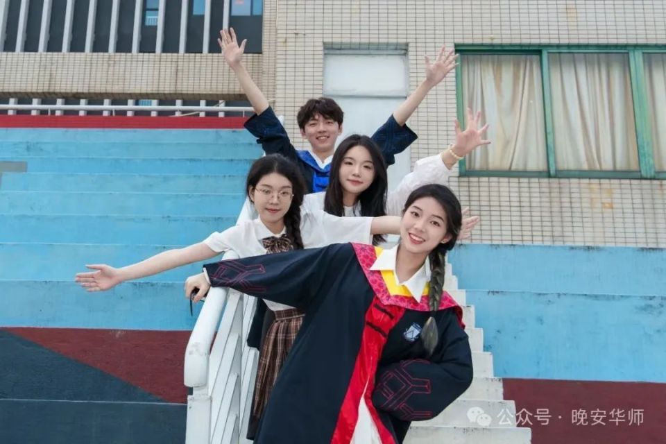AliTuranywd1's tweet photo. Just handed in my final paper, flipped my graduation gown, and walked across the stage today. This chapter ends, but so many amazing adventures await. ， https://t.co/T2ZdwAsfhc
