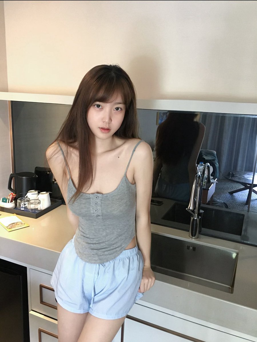 0kisin0's tweet photo. 今天继续来啊🫰🫰  

是谁说要来锐评我18岁的bb啊？

��情不好来X发泄了，无🚪来就给啊！！！！ https://t.co/5k2hU9LFuW