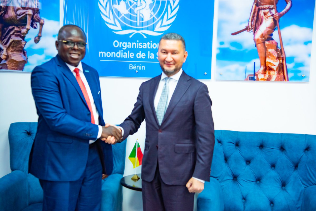 oms_benin's tweet photo. Promouvoir le volontariat pour renforcer les équipes de santé et rapprocher les soins des populations. Le sujet a été au cœur des échanges entre le Dr Jean Konan, représentant de l’@oms_benin, et @ToilyKurbanov, coordonnateur exécutif de @UNVolunteers, en visite au #Bénin. https://t.co/HmuQJXXFTP