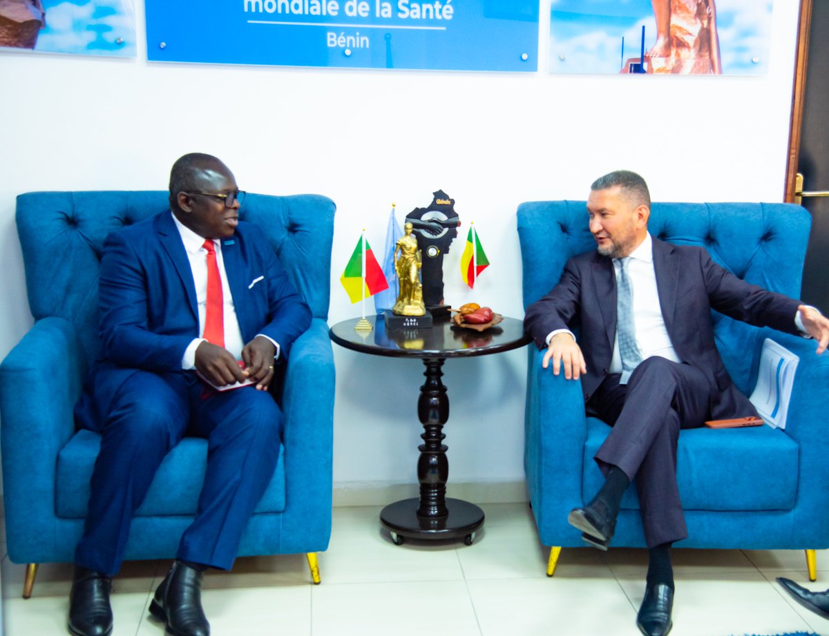 oms_benin's tweet photo. Promouvoir le volontariat pour renforcer les équipes de santé et rapprocher les soins des populations. Le sujet a été au cœur des échanges entre le Dr Jean Konan, représentant de l’@oms_benin, et @ToilyKurbanov, coordonnateur exécutif de @UNVolunteers, en visite au #Bénin. https://t.co/HmuQJXXFTP