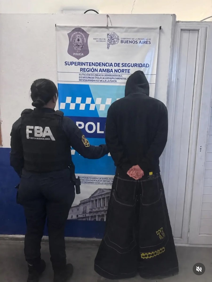 JhonnyWhite69's tweet photo. Some random guy in Argentina js got arrested for having hard ass fits 😫😭 https://t.co/qLGNF27y6f