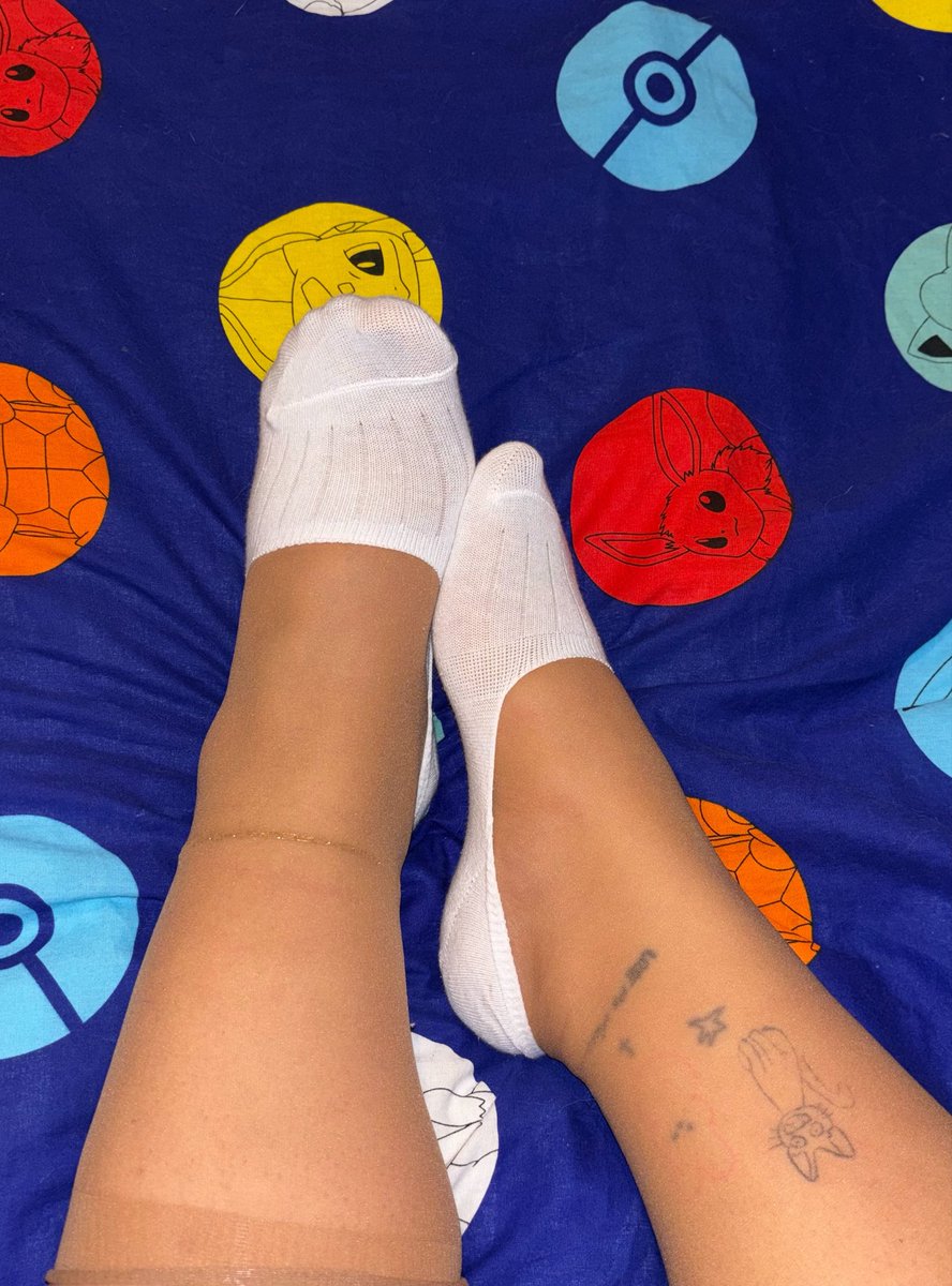 gothhoefeet's tweet photo. Nylon Socken über oder unten den Füßlingen? 😂 https://t.co/OIOJgC7rvL