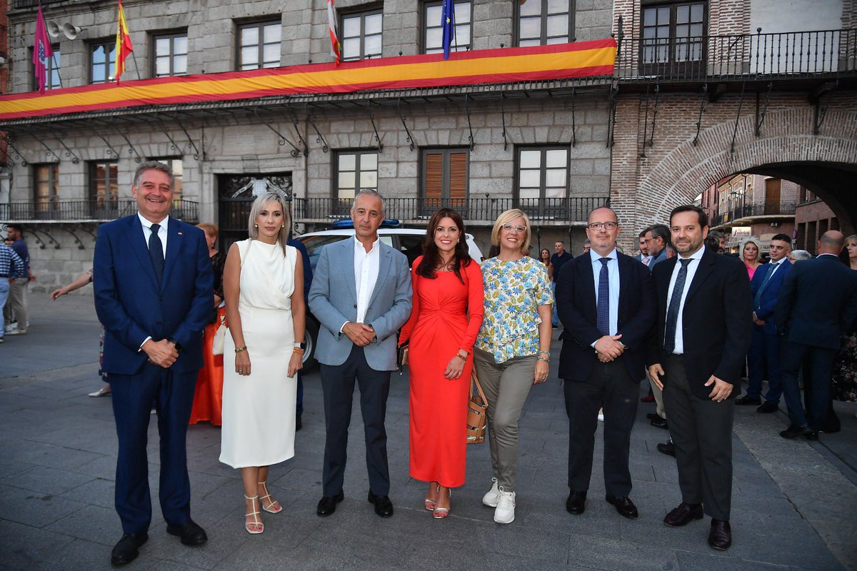 vox_mdc's tweet photo. Recordamos el pregón y la proclamación de Guardeses y Damas, el pistoletazo de salida de nuestras fiestas.

Una noche para compartir con los medinenses y con nuestros compañeros de VOX Valladolid.

🇪🇸 ¡Viva Medina del Campo! ¡Viva San Antolín! https://t.co/6nCKc9YZtr