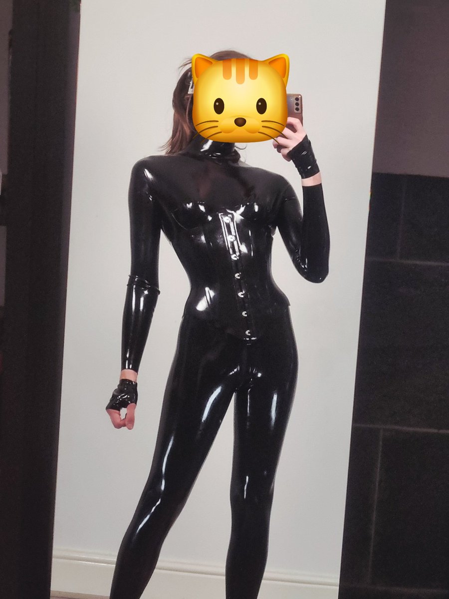 theCupcakeB1tch's tweet photo. Who's getting on their knees in front of me? https://t.co/1gQFvG7vwV