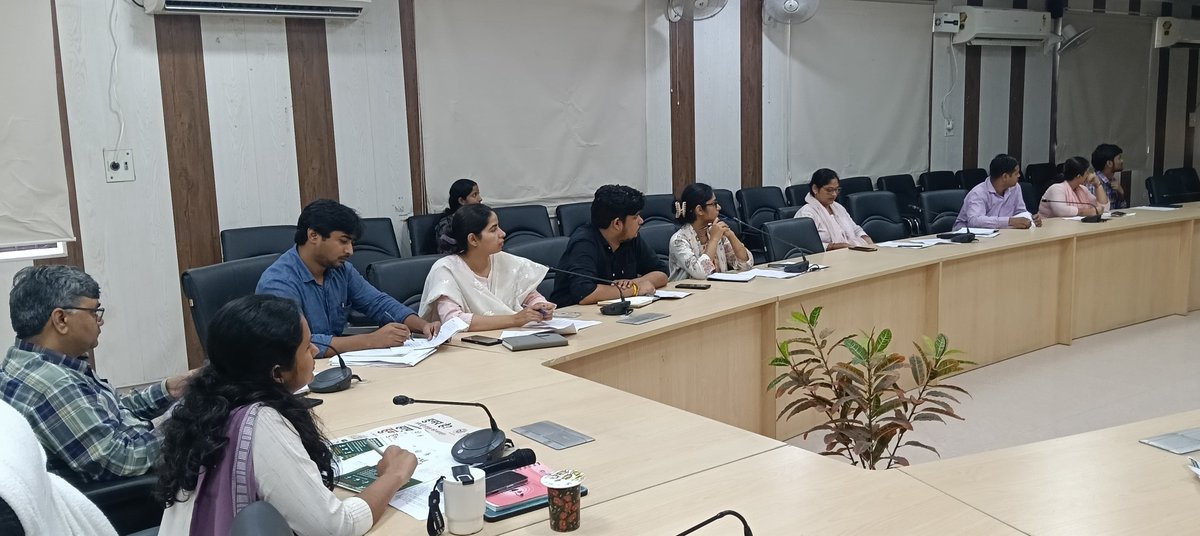 CDO_HAPUR's tweet photo. विकास भवन सभागार में उद्यमिता संवर्धन एवं ‘हापुड़ के हुनरबाज’ कार्यक्रम के शुभारंभ के संबंध में बैठक आयोजित की गई। बैठक में जनपद में उद्यमिता पारिस्थितिकी तंत्र को गति प्रदान करने, स्थानीय एवं उभरते उद्यमों की पहचान कर उन्हें आगे बढ़ाने हेतु संयुक्त तंत्र विकसित करने तथा ‘हापुड़ के हुनरबाज’ के अंतर्गत प्रस्तावित कार्यों एवं कार्ययोजना पर विस्तृत चर्चा की गई। विभागों, वित्तीय संस्थानों, शैक्षणिक संस्थानों, उद्योग एवं अन्य सहयोगी संस्थाओं की भूमिका निर्धारित करने के साथ ही वित्तीय सहयोग, शासकीय योजनाओं से समन्वय, बाजार संपर्क एवं तकनीकी सहयोग हेतु जिला स्त��ीय नेटवर्क विकसित करने पर विशेष जोर दिया गया। संबंधित अधिकारियों को कार्ययोजना का प्रभावी एवं समयबद्ध क्रियान्वयन सुनिश्चित करने के निर्देश दिए गए।
@DmHapur @CommissionerMe3 @CMOfficeUP @CDF_India
