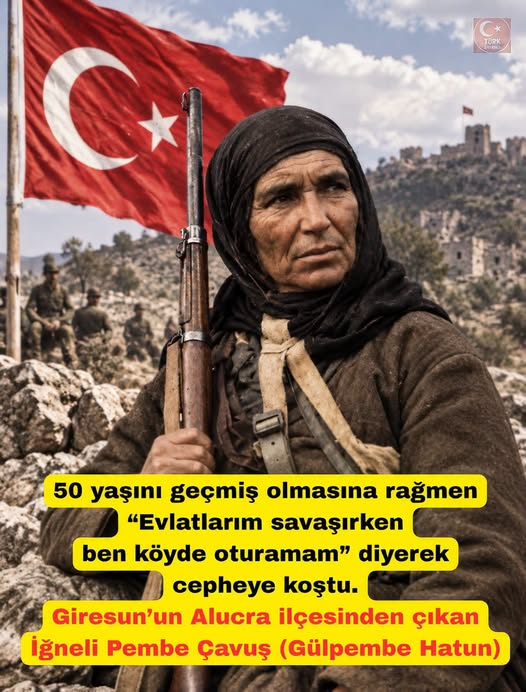 TOPRAK_2_'s tweet photo. İşte Fedakar Vatan Sevdalısı Türk Kadını!
Emeklerini gözardı edemeyiz...
Düşündükleri tek şey vardı Sadece VATAN..
Giresun’un Alucra ilçesinin Doludere köyünden çıkan İğneli Pembe Çavuş, namıdiğer Gülpembe Hatun, Millî Mücadele’nin unutulmaması gereken kadın kahramanlarından biridir. İleri yaşına rağmen vatan savunmasında yer almak için gönüllü olmuş, 47. Giresun Gönüllü Alayı’nda sancak çavuşu olarak görev yapmıştır.
Rivayetlere göre, cepheye gitmesine engel olunmak istendiğinde kararlılığını açıkça ortaya koymuş; evlatları vatan için mücadele ederken kendisinin köyünde oturamayacağını söylemiştir. Sakarya Meydan Muharebesi ve Büyük Taarruz sürecinde mücadele eden Gülpembe Hatun, kaynaklarda sekiz yerinden yaralanmasına rağmen mücadeleden vazgeçmeyen bir kahraman olarak anlatılmaktadır.
Başındaki siyah örtüsü, elindeki silahı ve taşıdığı sancakla cephelerde yürüyen İğneli Pembe Çavuş, yalnızca Giresun’un değil, Türk kadınlarının Millî Mücadele'deki cesaretinin de sembollerinden biri olmuştur. Onun hikâyesi, vatan sevgisinin yaşla, cinsiyetle veya imkânlarla sınırlandırılamayacağının en güçlü örneklerinden biridir.
Giresun’un Alucra ilçesinden çıkan Gülpembe Hatun; cesareti, fedakârlığı ve vatan sevgisiyle tarihe adını yazdıran kahraman kadınlarımızdan biri olarak saygı ve minnetle hatırlanmalıdır. 🙏🙏🇹🇷🇹🇷