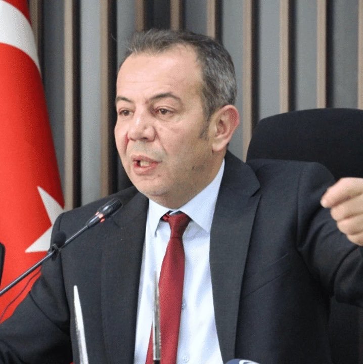 AltugAras_'s tweet photo. Bolu Belediye Başkanı Tanju Özcan, savunması sırasında fenalaşarak yere yığıldı.

Özcan, fenalaşmadan hemen önce:

“Ben vatan haini miyim? Abdullah Öcalan’ın şartları benden daha iyi” ifadelerini kullandı. https://t.co/YmuBdgBbya