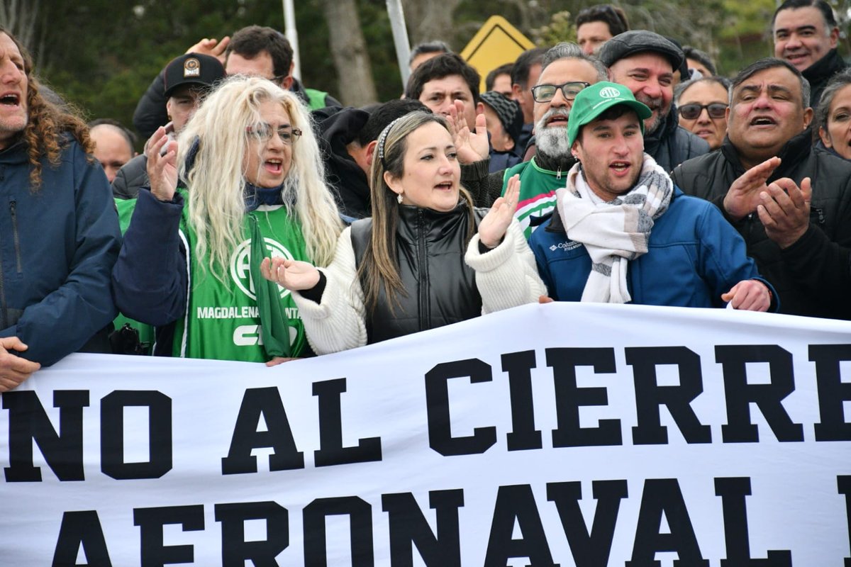 MercedesCabezas's tweet photo. LA BASE NO SE CIERRA!

Participamos de la jornada de @ATEBuenosAires  en defensa de la #BaseAeronaval Punta Indio, en Verónica. Su cierre no solo destruye puestos de trabajo, sino el futuro y la vida del distrito.

Frente al desinterés del Gobierno, respondemos con organización, unidad y lucha.
