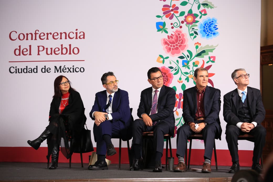 Valencia_Guzman's tweet photo. #2InformeDeGobierno| Acompañé a la secretaria @Letamaya a la #MañaneraDelPueblo de nuestra presidenta @Claudiashein , donde compartimos los principales resultados de los #ProgramasDeBienestar.
Hoy, 42.8 millones de mexicanas y mexicanos reciben los beneficios de estos programas, que representan una inversión social anual de más de un billón de pesos.
Los #ProgramasDeBienestar transforman vidas y son parte fundamental de la transformación de nuestro país. Servir al pueblo de México es un honor y una responsabilidad que asumimos con compromiso y convicción.