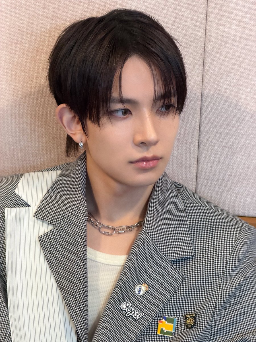 evanspopbase's tweet photo. [260908] EVAN via Weverse 🌟 

🦌: 🫳🫳

 #에반 #EVAN #HEESEUNG #희승 https://t.co/28nw4YrWEf