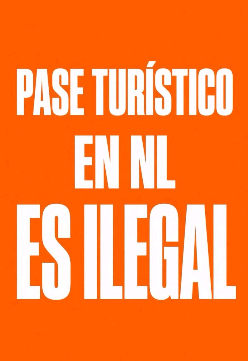 LinoRodriguezC's tweet photo. #PaseTuristico #NL #Coahuila
El pase turístico de NL no es un trámite inofensivo, de hecho ES ILEGAL
Se vende como gratuito. El problema no es el cobro. El problema es lo que condiciona: circular por un estado de la República con un auto ya registrado en otro.
Si vives en Saltillo o Ramos Arizpe y trabajas en Monterrey, no eres turista. Cruzas una frontera administrativa para llegar a tu empleo. Treinta días al año no cubren una jornada laboral. Cubren un mes y luego la amenaza de multa o de empadronar el coche en Nuevo León.
Eso choca con la Constitución.
El artículo 11 es textual: toda persona puede viajar por el territorio nacional sin carta de seguridad, pasaporte, salvoconducto u otros requisitos semejantes. Las únicas excepciones son responsabilidad judicial o medidas de emigración, inmigración y salubridad general. Un trabajador coahuilense con placas de Coahuila no entra en ninguna. Pedirle un permiso previo para circular es, en los hechos, un salvoconducto.
La ley local se contradice. El artículo 5 Bis de la Ley de Movilidad de NL dice que el Estado “garantizará el libre tránsito… a través del permiso turístico”. El libre tránsito no se garantiza con un permiso. Se garantiza no exigiéndolo. Y la fracción V va más lejos: agotados los 30 días, hay que inscribir el vehículo en el ICV y pagar refrendo.
Hay más preceptos que sostienen el mismo punto.
El artículo 1 impide restringir derechos humanos fuera de los casos que la Constitución admite. El 4 reconoce el derecho a la movilidad. El 5 protege la libertad de trabajo: no se puede poner un obstáculo jurídico en la puerta del empleo. El 16 exige que todo acto de molestia esté fundado y motivado; detener un auto solo porque no porta un pase de 30 días no es infracción de tránsito, es una frontera interior. El 117, leído con el 133, impide a los estados gravar —aunque sea de forma indirecta— el tránsito de personas que atraviesan su territorio.
La Ley General de Movilidad apunta igual: las entidades ordenan el tránsito, no fragmentan el país con permisos de paso. NL sí puede exigir licencia, seguro y reglamento. Eso se verifica en el acto. Lo que no puede hacer es tratar las placas de Coahuila como si fueran extranjeras.
La gratuidad no salva el diseño. El artículo 11 no distingue entre salvoconductos de paga y gratis. El tope anual y el empadronamiento posterior convierten un derecho en una merced de 30 días.
Ordenar el padrón y la seguridad vial son fines legítimos. Hay medios menos lesivos: REPUVE, verificación de seguro, operativos contra vehículos con reporte de robo. Ninguno necesita una visa interior para ir a trabajar.
En conclusión: Nuevo León puede poner reglas de tránsito. No puede poner una aduana a los mexicanos que van a su empleo.
#LibreTránsito #Artículo11 #Movilidad