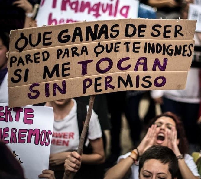 AnaBejaranoRG's tweet photo. Un país con los peores índices de violencia sexual en contra de niñas y adolescentes y la entidad encargada de erradicarla dedicada a borrar palabras y a acusar unas paredes rayadas. https://t.co/LLuGU78NyU
