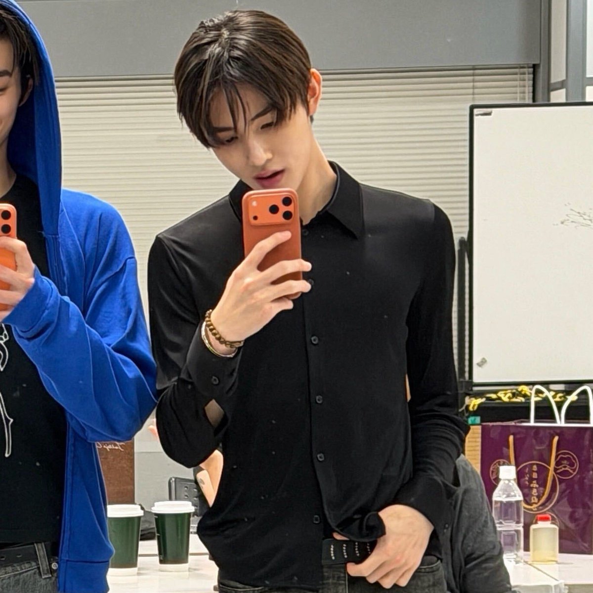 zhaoyufancokr's tweet photo. seonghyeon in black >>>> https://t.co/PZHOK2X5vC