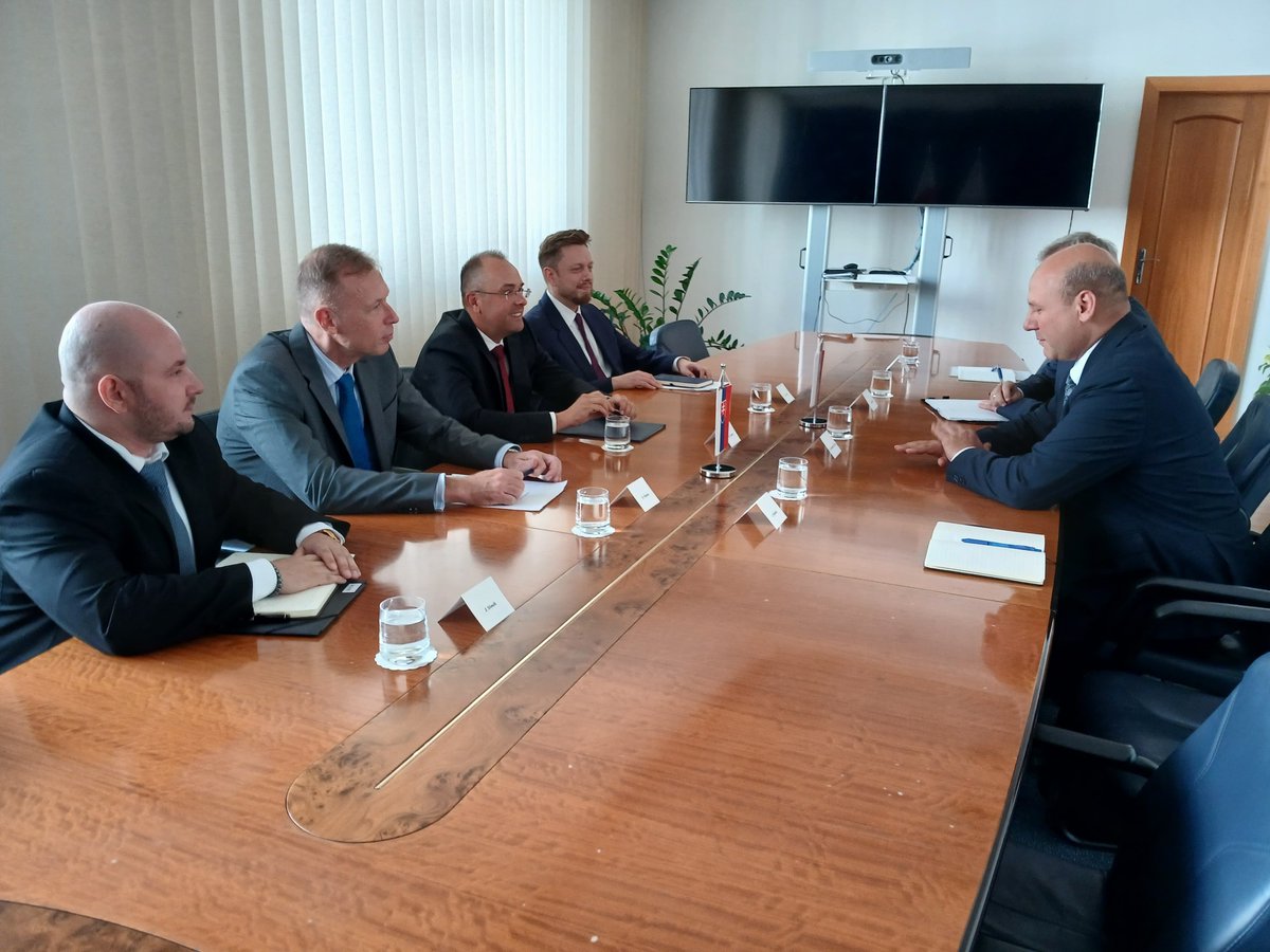 SzSz_velSek's tweet photo. Trójmorski dzień w Bratysławie ❗🇵🇱 🇸🇰

Znakomite, konstruktywne spotkania ze słowackim wiceministrem spraw zagranicznych @RastoChovanec  , posłami Peterem Kalivodą i Dušanem Tittlem, Markiem Lisánskym - doradcą przewodniczącego Rady Narodowej, 
Peterem Vilčákiem – sherpą inicjatywy Trójmorza, dyrektorem generalnym ds. politycznych i protokołu z Kancelarii Prezydenta Słowacji @PellegriniP_
Lucią Gálik – zastępcą sherpy Inicjatywy Trójmorza oraz Ladislavem Ballekiem – dyrektor Departamentu Polityki Zagranicznej Kancelarii Prezydenta RS.

Widoczne jest naprawdę solidne i imponujące zaangażowanie Słowacji, jako kraju sprawującego prezydencję, w format Trójmorza. 

Rozmawialiśmy o aktywności Prezydentów Polski @NawrockiKn i Słowacji @PellegriniP_ w obszarze Trójmorza i potencjalnych obszarach współpracy, narzędziach do pełnego wykorzystania formatu, kooperacji parlamentarzystów, zaangażowaniu rządów PL i SK.

To był znakomity dzień, pełen wymiany doświadczeń, pomysłów i wzajemnych inspiracji, dziękuję ❗🇵🇱💪