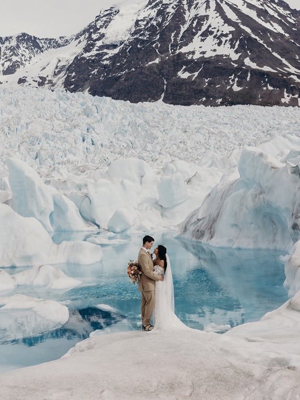 Indie5051's tweet photo. Pareja eligió Alaska para realizar una boda que nadie podría imitar . https://t.co/FkOHreh37n