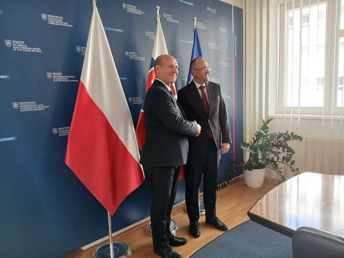 SzSz_velSek's tweet photo. Trójmorski dzień w Bratysławie ❗🇵🇱 🇸🇰

Znakomite, konstruktywne spotkania ze słowackim wiceministrem spraw zagranicznych @RastoChovanec  , posłami Peterem Kalivodą i Dušanem Tittlem, Markiem Lisánskym - doradcą przewodniczącego Rady Narodowej, 
Peterem Vilčákiem – sherpą inicjatywy Trójmorza, dyrektorem generalnym ds. politycznych i protokołu z Kancelarii Prezydenta Słowacji @PellegriniP_
Lucią Gálik – zastępcą sherpy Inicjatywy Trójmorza oraz Ladislavem Ballekiem – dyrektor Departamentu Polityki Zagranicznej Kancelarii Prezydenta RS.

Widoczne jest naprawdę solidne i imponujące zaangażowanie Słowacji, jako kraju sprawującego prezydencję, w format Trójmorza. 

Rozmawialiśmy o aktywności Prezydentów Polski @NawrockiKn i Słowacji @PellegriniP_ w obszarze Trójmorza i potencjalnych obszarach współpracy, narzędziach do pełnego wykorzystania formatu, kooperacji parlamentarzystów, zaangażowaniu rządów PL i SK.

To był znakomity dzień, pełen wymiany doświadczeń, pomysłów i wzajemnych inspiracji, dziękuję ❗🇵🇱💪