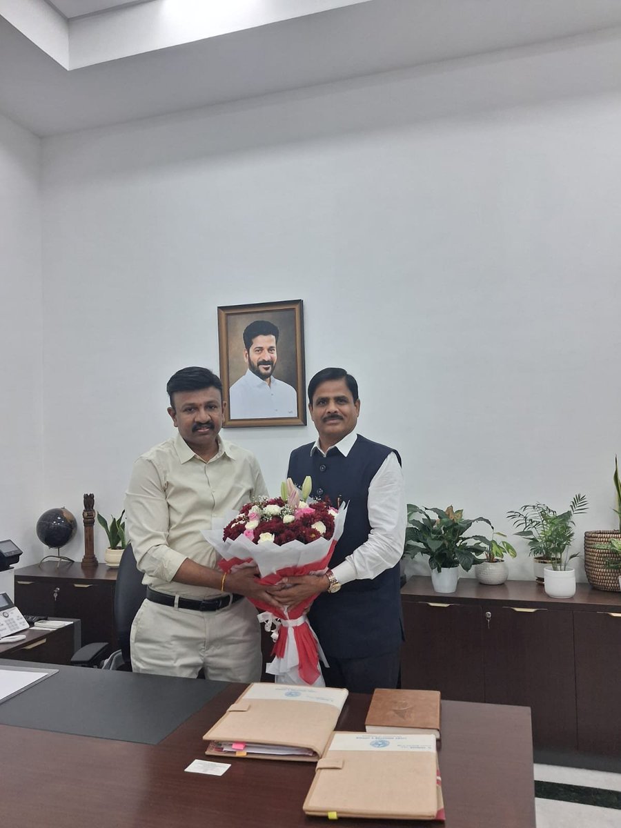 osmania1917's tweet photo. Hon’ble OU Vice-Chancellor Prof. Kumar Molugaram met Telangana Governor & OU Chancellor Shri Shiv Pratap Shukla at Lok Bhavan and invited him to grace the 85th OU Convocation on Sept. 8, 2026, at Tagore Auditorium.
#OsmaniaUniversity #OU85thConvocation https://t.co/YBN5JBRCme