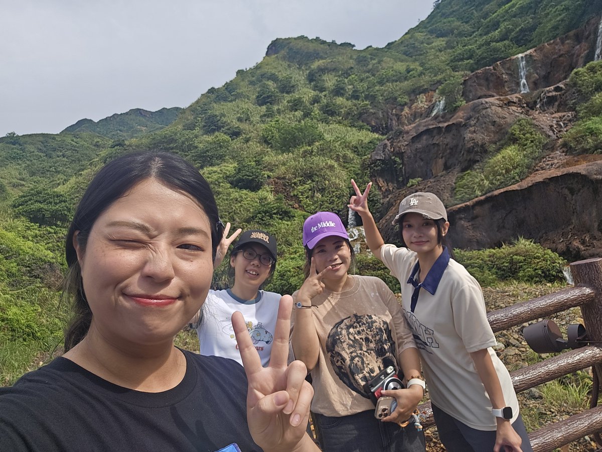 diandian_0922's tweet photo. 人生做過最crazy的事情
全部都是喜歡這個男人之後發生的🤣

首先是開啟海外追星之旅
香港🇭🇰➡️菲律賓🇵🇭➡️日本🇯🇵➡️more
今年當總召舉辦了Stell生日咖啡廳
明年大概也會舉辦活動吧(攤手
再來是和台灣berries一起打卡台灣景點、一起看回歸showcase、一起分享歡笑🤭🤭🤭 

總之 是超級充實又快樂的推活🥹❤️ https://t.co/1zlqDoTPSy