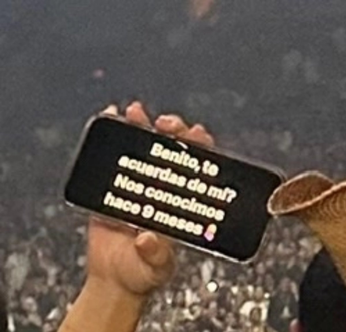 honeyjjk_2's tweet photo. não me aguento de rir dessa sequência de fotos de uma fã do bad bunny grávida, mostrando o celular pra ele com a seguinte mensagem "Benito, você se lembra de mim? Nos conhecemos faz 9 meses." 

A CARA DE PÂNICO DELE KKKKKKKKKKKKKKKKKKKKKKKKKKKKK https://t.co/UJMAd3wGkN