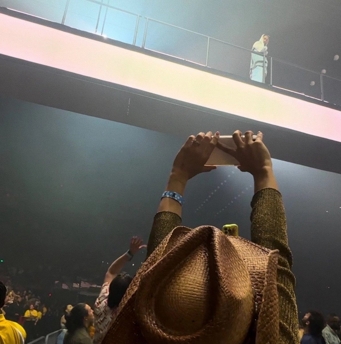 honeyjjk_2's tweet photo. não me aguento de rir dessa sequência de fotos de uma fã do bad bunny grávida, mostrando o celular pra ele com a seguinte mensagem "Benito, você se lembra de mim? Nos conhecemos faz 9 meses." 

A CARA DE PÂNICO DELE KKKKKKKKKKKKKKKKKKKKKKKKKKKKK https://t.co/UJMAd3wGkN