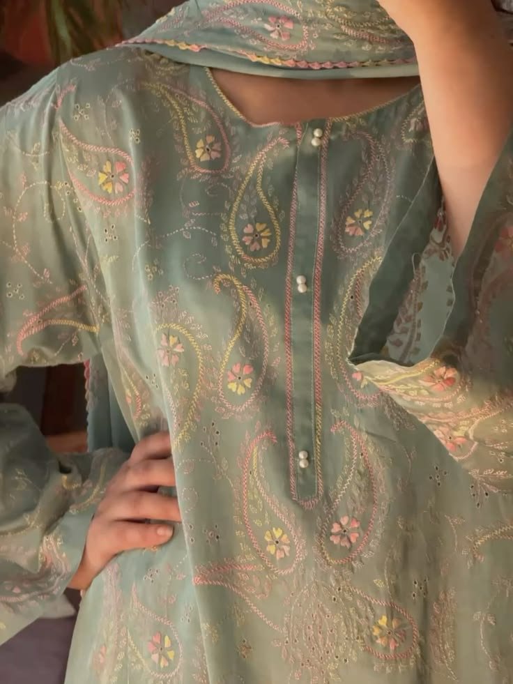 HaniaAamirWorld's tweet photo. Elegant Lawn Suit Collection 2026 | Premium Fabric ✨#lawnsuits
#lawncollection
#neckdesigns
#sleevedesigns
#pakistanifashion https://t.co/kqnaHhatr9