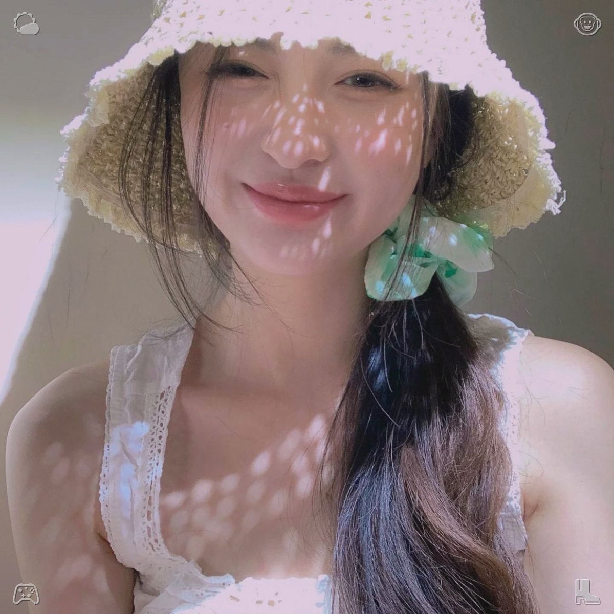 pontaka1107's tweet photo. 😨Peach Compote The peaches are at their peak ripeness. Once more, she switches on the television, channel-surfing until she stumbles upon a film she's watched previously—reassuring and snug. She nestles into the sofa, draping a throw across her lap. https://t.co/tRp5ZmLcdv