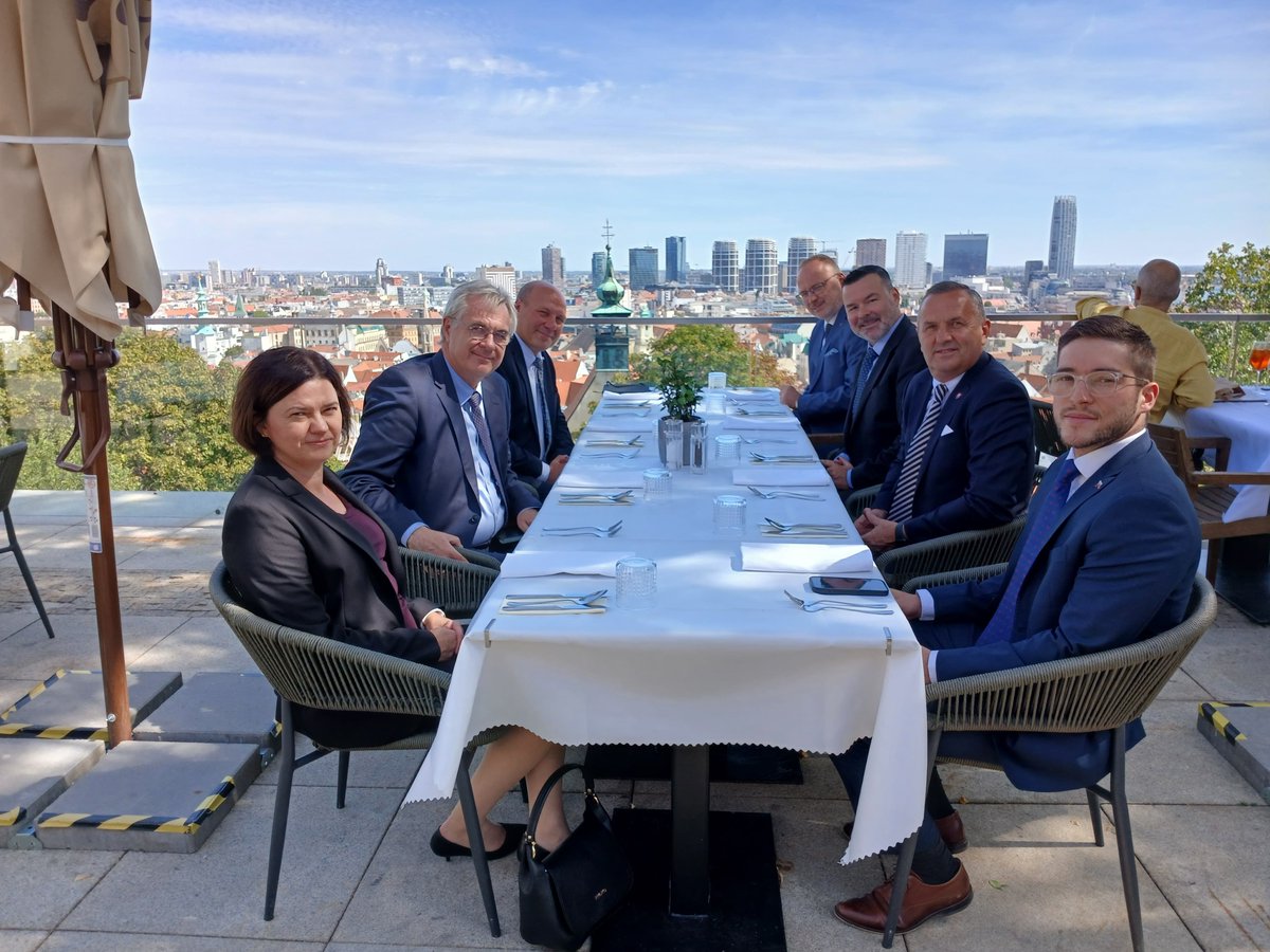 SzSz_velSek's tweet photo. Trójmorski dzień w Bratysławie ❗🇵🇱 🇸🇰

Znakomite, konstruktywne spotkania ze słowackim wiceministrem spraw zagranicznych @RastoChovanec  , posłami Peterem Kalivodą i Dušanem Tittlem, Markiem Lisánskym - doradcą przewodniczącego Rady Narodowej, 
Peterem Vilčákiem – sherpą inicjatywy Trójmorza, dyrektorem generalnym ds. politycznych i protokołu z Kancelarii Prezydenta Słowacji @PellegriniP_
Lucią Gálik – zastępcą sherpy Inicjatywy Trójmorza oraz Ladislavem Ballekiem – dyrektor Departamentu Polityki Zagranicznej Kancelarii Prezydenta RS.

Widoczne jest naprawdę solidne i imponujące zaangażowanie Słowacji, jako kraju sprawującego prezydencję, w format Trójmorza. 

Rozmawialiśmy o aktywności Prezydentów Polski @NawrockiKn i Słowacji @PellegriniP_ w obszarze Trójmorza i potencjalnych obszarach współpracy, narzędziach do pełnego wykorzystania formatu, kooperacji parlamentarzystów, zaangażowaniu rządów PL i SK.

To był znakomity dzień, pełen wymiany doświadczeń, pomysłów i wzajemnych inspiracji, dziękuję ❗🇵🇱💪