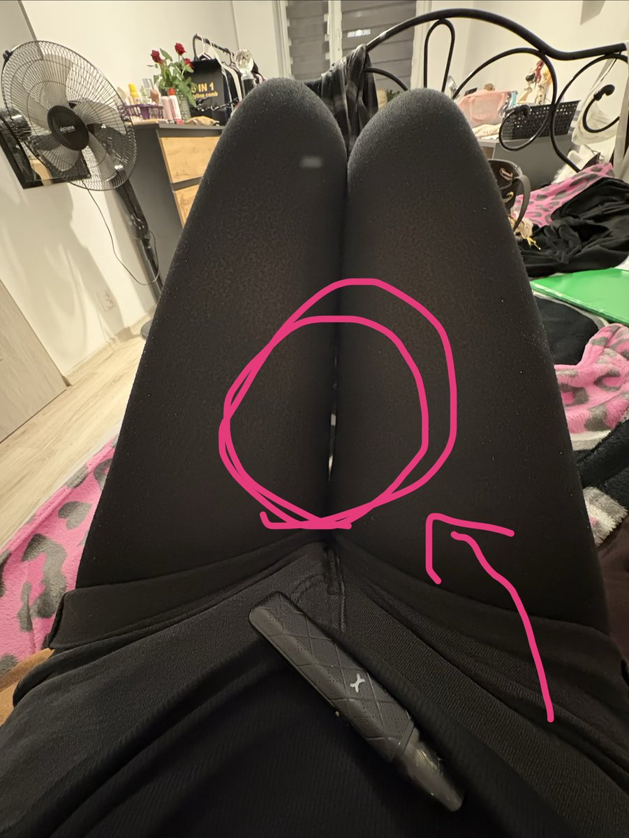 victimzzs's tweet photo. her thigh gap 😍 https://t.co/g469kDyFS3