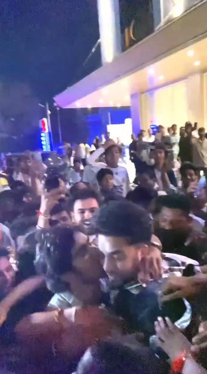 Sp_2432's tweet photo. Arey ye #ElvishYadav ko pappi kon liya be 😂

Kese kese fan h bhai 😅 https://t.co/KPMv5rcSVz