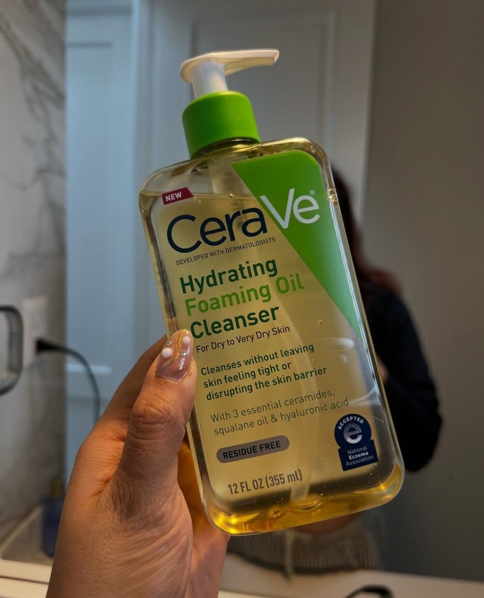 NoFilterSkin's tweet photo. WAIT WAIT WAIT... are you telling me I could've been using a cleansing oil this whole time???

I added a cleansing oil to my routine and within 2 weeks, my blackheads had started disappearing.

These are the ones I recommend: https://t.co/GwdmSgxIGr