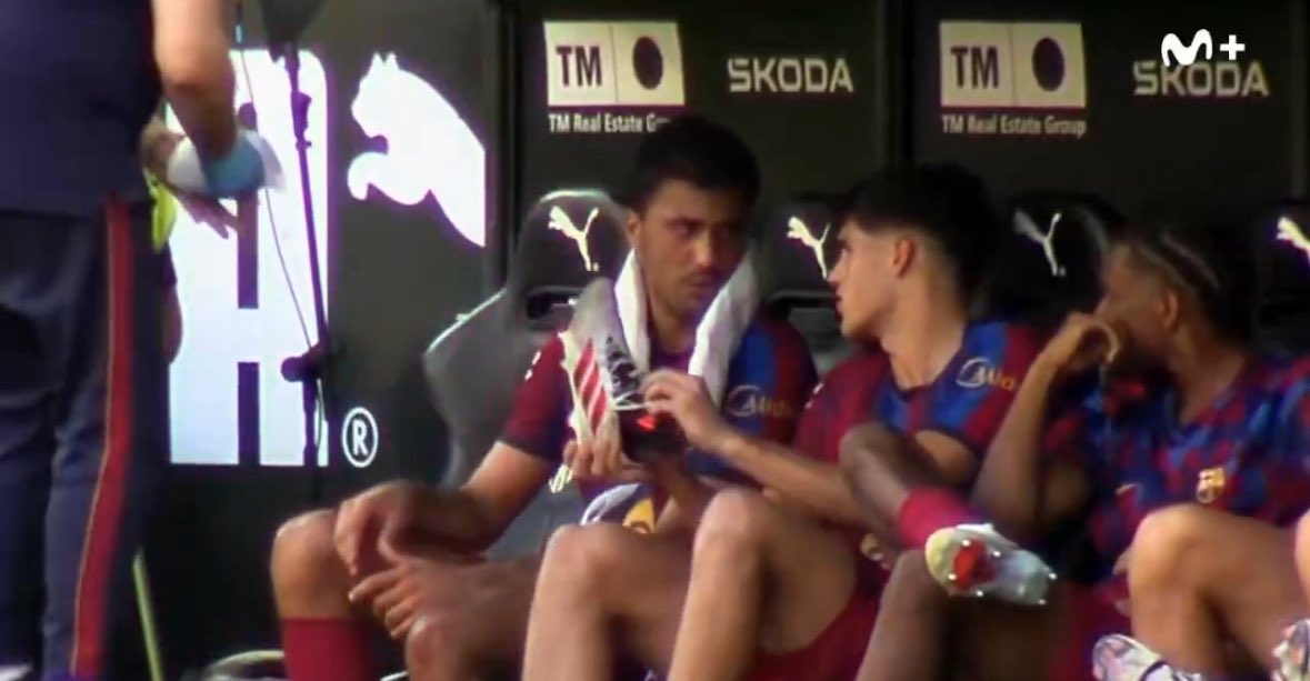 ReshadRahman's tweet photo. 🗣️ Rodri to Cubarsí: "Very weak. They're [Valencia] really very weak, those guys, huh? They didn't even get past the midfield in the second half” @MPlusDeportes #FCB 👀🔵🔴🧨 https://t.co/fjAeDamx5m