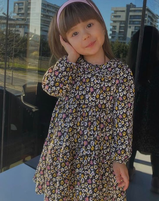 MektebiGala's tweet photo. İnsan olmak, olabilmek benim nezdimde benim diyenin erişemeyeceği, parası sonsuz olanın satın alamayacağı; akılla, ilimle, bilimle, eğitimle bile olmayan ve yalnızca kalpte var ise vardır diyebileceğim, bir kişinin ulaşabileceği en üst mertebe. İnsan olmak...

Elif Mavi'nin geçirdiği kazayı, ailesinin yaşadıklarını, anlattıklarını, verilen iğrenç cezayı gözlerim dolarak haberlerden gördüm. Kayıtsız kalamam, ki insan olan kayıtsız kalmamalı. 1-2 kelime toplumsal farkındalık kasıp, yazı yazıp bırakabileceğim bir konu değil bu.

Elif Mavi kızımızın katiline verilen bu komik cezaya, bu cezayı verene, verdirene, bu suçu işleyene, olayın tüm faillerine yazıklar olsun. Yazıklar olsun.

Elif için tek yapabildiğim şey bunu yazmak olacak, ancak altını çizmek isterim ki içim kan ağlıyor.

#elifmaviiçinadalet