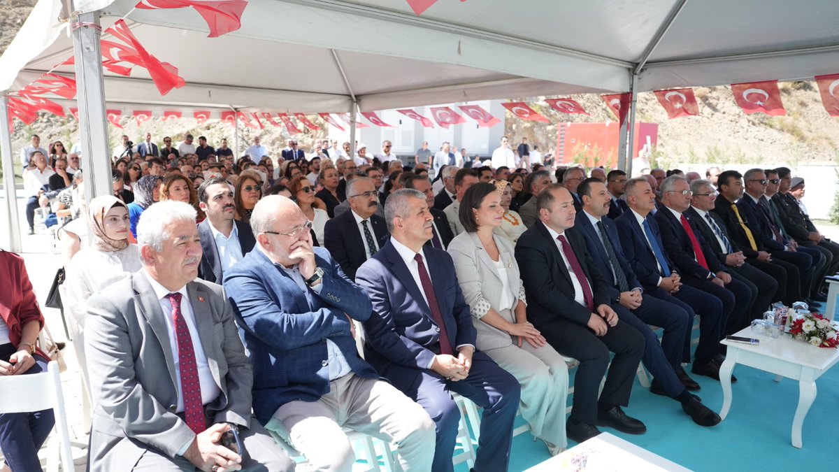 izmirdemokrasi1's tweet photo. Uzundere Yerleşkesinde İlk Betonarme Bina Törenle Hizmete Açıldı

İzmir Demokrasi Üniversitesinin Uzundere Yerleşkesinde, Tıp ve Sağlık Bilimleri Fakülteleri ile Sağlık Hizmetleri Meslek Yüksekokulunu bünyesinde barındıracak yeni sağlık binası düzenlenen törenle hizmete açıldı. Açılan bu bina aynı zamanda Uzundere Yerleşkesinin ilk kalıcı betonarme binası olma niteliği taşıyor.

Saygı duruşu ve İstiklal Marşı ile başlayan tören; İzmir Valisi Dr. Süleyman Elban, AK Parti İzmir Milletvekili Mahmut Atilla Kaya, Rektör Prof. Dr. Selim Karahasanoğlu ve çok sayıda davetlinin katılımıyla gerçekleştirildi.

Törende konuşan İzmir Valisi Dr. Süleyman Elban, üniversitelerin bulundukları bölgelere sağladığı kültürel ve ticari katkılara dikkat çekti. İzmir Demokrasi Üniversitesinin Uzundere Yerleşkesinin tüm donatılarıyla bir an önce hayata geçmesinin bölge için büyük bir kazanım olacağını vurguladı. Fiziksel şartların yetersiz olduğu bir ortamda bilimsel gelişmenin zorluğuna işaret eden Elban, açılan bu sağlık binasının bu yönde atılmış çok değerli bir ilk adım olduğunu dile getirdi.

AK Parti İzmir Milletvekili Mahmut Atilla Kaya ise konuşmasında Karabağlar halkının en iyi hizmeti hak ettiğini belirterek, üniversitenin bu bölgeye kentleşme ve sosyal açıdan katacağı değere vurgu yaptı. Kentin ihtiyaç duyduğu en temel unsurun ortak akıl olduğunu ifade eden Kaya, bu bilinci her zaman koruduklarını ve çalışmalara bu yönde devam edeceklerini kaydetti.
İzmir Demokrasi Üniversitesi Rektörü Prof. Dr. Selim Karahasanoğlu ise üniversitenin 10 fakülte ve yaklaşık 13 bin öğrenciyle eğitim faaliyetlerini sürdürdüğünü, ancak mevcut fiziksel altyapının bu büyük kapasiteyi karşılamakta artık yetersiz kaldığını ifade etti. Uzundere Yerleşkesinin ormanın eteğinde yer almasını büyük bir şans olarak nitelendiren Karahasanoğlu; yeşil, sürdürülebilir, doğal çevreyi koruyan ve tamamen engelsiz bir kampüs vizyonuyla hareket ettiklerini altını çizerek vurguladı.

Rektör Karahasanoğlu, gelecek hedeflerini de kamuoyuyla paylaştı. Kampüs bünyesinde 2026 yılı içerisinde 4 bin ve 8 bin metrekarelik iki yeni derslik bloğunun temellerinin atılacağını müjdeleyen Karahasanoğlu; uzun vadeli planlar arasında bir tıp fakültesi hastanesi, kütüphane, cami, çarşı ve tiyatro binasının da yer aldığını belirtti. Üniversitenin devlet imkânlarıyla büyüdüğünü ancak hayırseverlerin desteğinin bu sürece hız katacağını ifade ederek 383 dönümlük arazinin hayırsever yatırımlarına açık olduğunu yineledi.

Yapılan konuşmaların ardından yeni sağlık binasının kurdelesi dualar eşliğinde protokol üyeleri tarafından kesildi.

Açılışın ardından katılımcılar binayı gezerek incelemelerde bulundu. İzmir Demokrasi Üniversitesinin 10. yılı dolayısıyla hazırlanan zaman kapsülüne protokol üyeleri ve katılımcılar geleceğe notlarını bırakırken, bu özel kapsül tam 10 yıl sonra, 7 Eylül 2036 tarihinde açılmak üzere koruma altına alındı.

Törene Kimler Katıldı?
Geniş bir katılımla gerçekleştirilen açılış töreninde İzmir Valisi Dr. Süleyman Elban, AK Parti İzmir Milletvekili Mahmut Atilla Kaya, Ege Ordu Komutanlığına Vekaleten Lojistik Başkanı İkm. Alb. Murat Ertoprak, İl Jandarma Komutanlığına Vekaleten Albay Hüseyin Gülnar, Ege Üniversitesi Rektörü Prof. Dr. Musa Alcı, Dokuz Eylül Üniversitesi Rektörü Prof. Dr. Bayram Yılmaz, İzmir Yüksek Teknoloji Enstitüsü Rektör Yardımcısı Prof. Dr. Elif Uğurlu Sağın, İzmir Kâtip Çelebi Üniversitesi Rektörü Prof. Dr. Mustafa Balcı, İzmir Bakırçay Üniversitesi Rektörü Prof. Dr. Rasim Akpınar, Karabağlar Kaymakamı Mehmet Özer ve Konak Kaymakamı Ediz Sürücü yer aldı.
Ayrıca törene Karabağlar Belediye Başkanı Emine Helil İnay Kınay, İzmir Konak Meslek Yüksekokulu Müdürü Prof. Dr. Derman Küçükaltan, Aile ve Sosyal Hizmetler İl Müdürü Abdullah Kömürcüoğlu, MTA Bölge Müdürü Burhanettin Yüce, İzmir Ticaret Odası Meclis Başkan Yardımcısı Tahir Özdemir, AK Parti İl Başkanına Vekaleten İl Sekreteri Cüneyd Dayhan, MHP İl Başkanı Veysel Şahin, İl Müftüsü Dr. Mevlüt Haliloğlu ve Karayolları 2. Bölge Müdürü Ahmet Bülent Büyük katılım gösterdi.
Törenin davetlileri arasında ayrıca Türkiye Gençlik Vakfı (TÜGVA) İzmir Şube Başkanı Muhammet Yiğit Aslanata, Cihannüma Derneği İzmir Şube Başkanı İsmail Acar, MÜSİAD İzmir Başkan Yardımcısı Ziya Bolgönül, Vakıflar Bölge Müdürü Tahir Emre Can, KADEM İzmir Temsilcisi Doç. Dr. Türkan Uymaz, Türk Telekom Bölge Başkanı Bülent Soylu, Meteoroloji İzmir Bölge Müdürü Musa Deveci ve Karabağlar AK Parti İlçe Başkanı Hüseyin Uzun da bulundu.
#izmirdemokrasiüniversitesi @izmirvaliligi @drsuleymanelban @MAtillaKaya