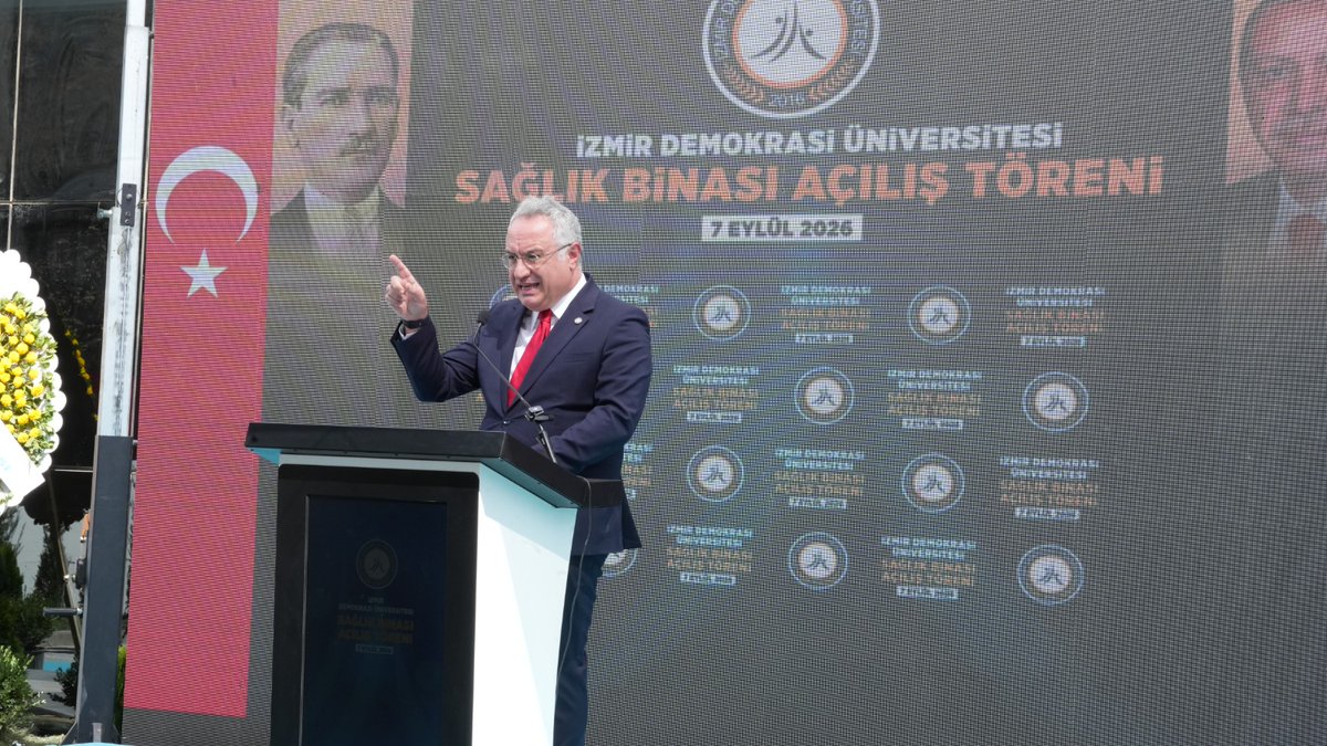 izmirdemokrasi1's tweet photo. Uzundere Yerleşkesinde İlk Betonarme Bina Törenle Hizmete Açıldı

İzmir Demokrasi Üniversitesinin Uzundere Yerleşkesinde, Tıp ve Sağlık Bilimleri Fakülteleri ile Sağlık Hizmetleri Meslek Yüksekokulunu bünyesinde barındıracak yeni sağlık binası düzenlenen törenle hizmete açıldı. Açılan bu bina aynı zamanda Uzundere Yerleşkesinin ilk kalıcı betonarme binası olma niteliği taşıyor.

Saygı duruşu ve İstiklal Marşı ile başlayan tören; İzmir Valisi Dr. Süleyman Elban, AK Parti İzmir Milletvekili Mahmut Atilla Kaya, Rektör Prof. Dr. Selim Karahasanoğlu ve çok sayıda davetlinin katılımıyla gerçekleştirildi.

Törende konuşan İzmir Valisi Dr. Süleyman Elban, üniversitelerin bulundukları bölgelere sağladığı kültürel ve ticari katkılara dikkat çekti. İzmir Demokrasi Üniversitesinin Uzundere Yerleşkesinin tüm donatılarıyla bir an önce hayata geçmesinin bölge için büyük bir kazanım olacağını vurguladı. Fiziksel şartların yetersiz olduğu bir ortamda bilimsel gelişmenin zorluğuna işaret eden Elban, açılan bu sağlık binasının bu yönde atılmış çok değerli bir ilk adım olduğunu dile getirdi.

AK Parti İzmir Milletvekili Mahmut Atilla Kaya ise konuşmasında Karabağlar halkının en iyi hizmeti hak ettiğini belirterek, üniversitenin bu bölgeye kentleşme ve sosyal açıdan katacağı değere vurgu yaptı. Kentin ihtiyaç duyduğu en temel unsurun ortak akıl olduğunu ifade eden Kaya, bu bilinci her zaman koruduklarını ve çalışmalara bu yönde devam edeceklerini kaydetti.
İzmir Demokrasi Üniversitesi Rektörü Prof. Dr. Selim Karahasanoğlu ise üniversitenin 10 fakülte ve yaklaşık 13 bin öğrenciyle eğitim faaliyetlerini sürdürdüğünü, ancak mevcut fiziksel altyapının bu büyük kapasiteyi karşılamakta artık yetersiz kaldığını ifade etti. Uzundere Yerleşkesinin ormanın eteğinde yer almasını büyük bir şans olarak nitelendiren Karahasanoğlu; yeşil, sürdürülebilir, doğal çevreyi koruyan ve tamamen engelsiz bir kampüs vizyonuyla hareket ettiklerini altını çizerek vurguladı.

Rektör Karahasanoğlu, gelecek hedeflerini de kamuoyuyla paylaştı. Kampüs bünyesinde 2026 yılı içerisinde 4 bin ve 8 bin metrekarelik iki yeni derslik bloğunun temellerinin atılacağını müjdeleyen Karahasanoğlu; uzun vadeli planlar arasında bir tıp fakültesi hastanesi, kütüphane, cami, çarşı ve tiyatro binasının da yer aldığını belirtti. Üniversitenin devlet imkânlarıyla büyüdüğünü ancak hayırseverlerin desteğinin bu sürece hız katacağını ifade ederek 383 dönümlük arazinin hayırsever yatırımlarına açık olduğunu yineledi.

Yapılan konuşmaların ardından yeni sağlık binasının kurdelesi dualar eşliğinde protokol üyeleri tarafından kesildi.

Açılışın ardından katılımcılar binayı gezerek incelemelerde bulundu. İzmir Demokrasi Üniversitesinin 10. yılı dolayısıyla hazırlanan zaman kapsülüne protokol üyeleri ve katılımcılar geleceğe notlarını bırakırken, bu özel kapsül tam 10 yıl sonra, 7 Eylül 2036 tarihinde açılmak üzere koruma altına alındı.

Törene Kimler Katıldı?
Geniş bir katılımla gerçekleştirilen açılış töreninde İzmir Valisi Dr. Süleyman Elban, AK Parti İzmir Milletvekili Mahmut Atilla Kaya, Ege Ordu Komutanlığına Vekaleten Lojistik Başkanı İkm. Alb. Murat Ertoprak, İl Jandarma Komutanlığına Vekaleten Albay Hüseyin Gülnar, Ege Üniversitesi Rektörü Prof. Dr. Musa Alcı, Dokuz Eylül Üniversitesi Rektörü Prof. Dr. Bayram Yılmaz, İzmir Yüksek Teknoloji Enstitüsü Rektör Yardımcısı Prof. Dr. Elif Uğurlu Sağın, İzmir Kâtip Çelebi Üniversitesi Rektörü Prof. Dr. Mustafa Balcı, İzmir Bakırçay Üniversitesi Rektörü Prof. Dr. Rasim Akpınar, Karabağlar Kaymakamı Mehmet Özer ve Konak Kaymakamı Ediz Sürücü yer aldı.
Ayrıca törene Karabağlar Belediye Başkanı Emine Helil İnay Kınay, İzmir Konak Meslek Yüksekokulu Müdürü Prof. Dr. Derman Küçükaltan, Aile ve Sosyal Hizmetler İl Müdürü Abdullah Kömürcüoğlu, MTA Bölge Müdürü Burhanettin Yüce, İzmir Ticaret Odası Meclis Başkan Yardımcısı Tahir Özdemir, AK Parti İl Başkanına Vekaleten İl Sekreteri Cüneyd Dayhan, MHP İl Başkanı Veysel Şahin, İl Müftüsü Dr. Mevlüt Haliloğlu ve Karayolları 2. Bölge Müdürü Ahmet Bülent Büyük katılım gösterdi.
Törenin davetlileri arasında ayrıca Türkiye Gençlik Vakfı (TÜGVA) İzmir Şube Başkanı Muhammet Yiğit Aslanata, Cihannüma Derneği İzmir Şube Başkanı İsmail Acar, MÜSİAD İzmir Başkan Yardımcısı Ziya Bolgönül, Vakıflar Bölge Müdürü Tahir Emre Can, KADEM İzmir Temsilcisi Doç. Dr. Türkan Uymaz, Türk Telekom Bölge Başkanı Bülent Soylu, Meteoroloji İzmir Bölge Müdürü Musa Deveci ve Karabağlar AK Parti İlçe Başkanı Hüseyin Uzun da bulundu.
#izmirdemokrasiüniversitesi @izmirvaliligi @drsuleymanelban @MAtillaKaya